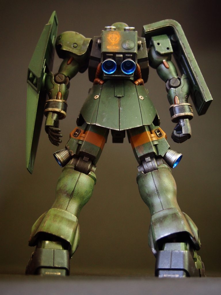 オレンジに機体の濃い方のグリーンを混ぜたものを使用して違和感が出ない様にしています。雑に消されたジオンマークは、連邦のジオンに対する怒りを表現しています。