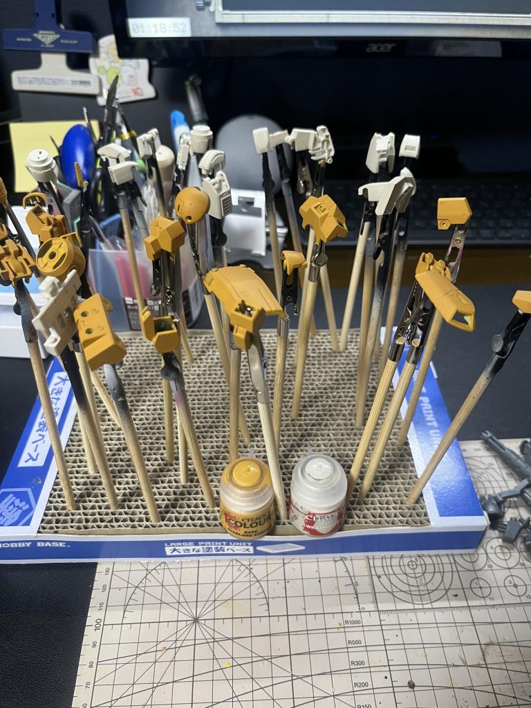 サフなしで黄色部分はAVERLAND SUNSETで下地を塗ってから、OGRYN CAMOを塗りました。白部分はWRAITHBONEです。どちらもNULN OILでスミ入れしたのですが、その後、色を重ねる段階で目立たなくなり、難しい。