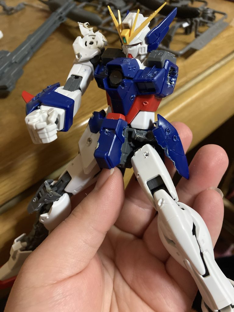 ニッパーやハンダゴテを使ってのダメージ加工。劇中のダメージ加減を見ながら加工してみました。ハンダゴテは火傷に注意！