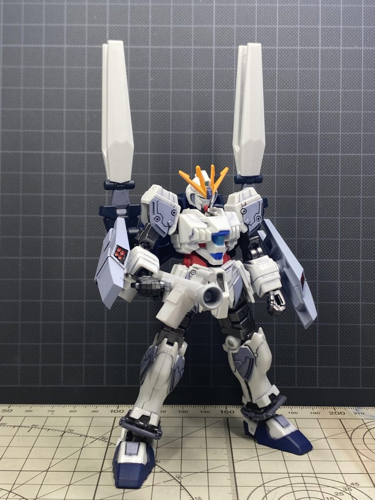 本体が完成してから、バズーカをでっち上げました。自然に持たせられるように持ち手を付けたんだけど、結局バックパックが干渉するんで自由にとはいきませんでした。