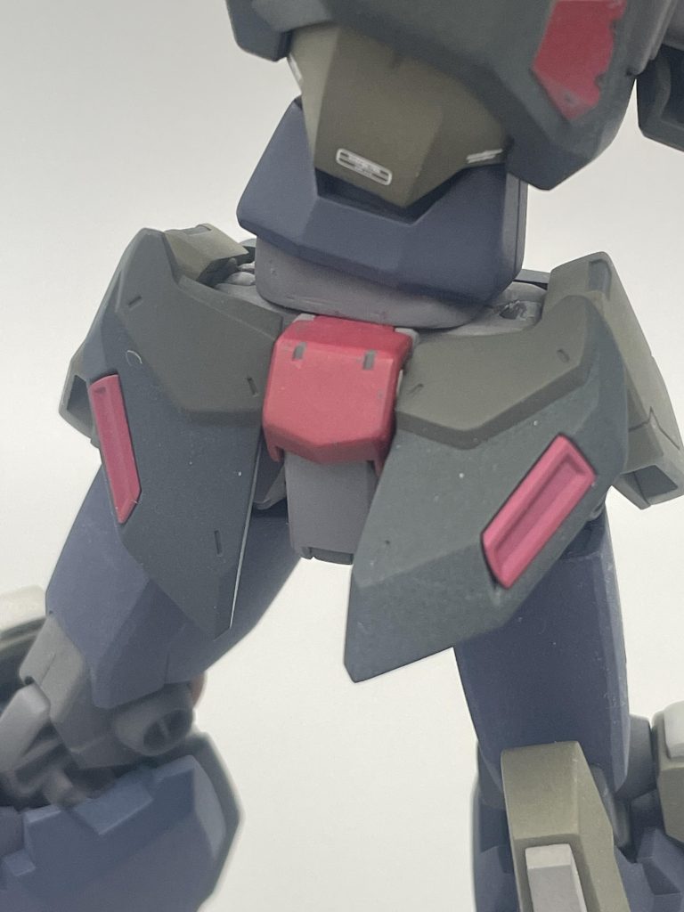 腰には延長を兼ねて、余剰肩パーツを改造して内部フレームパーツのような物を追加。胴体をより前後左右へ傾けられる様にしました。