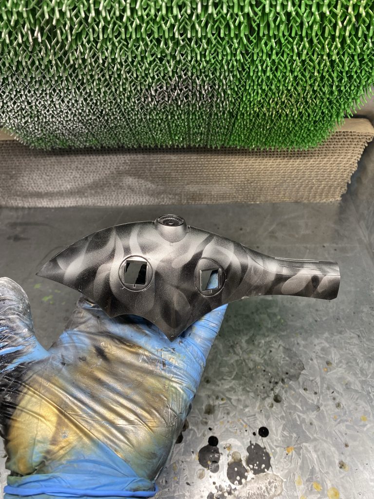 自作のステンシルシートでファイヤーパターンを表現しました。パーツとの距離によりグラデーションの具合を調整しました。