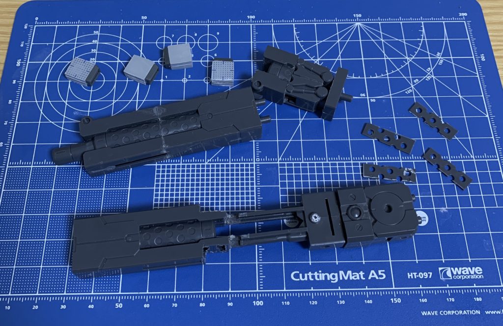 パニッシャーはコトブキヤさんの既製品を切り貼りしたりプラ板を切り出して作ったり