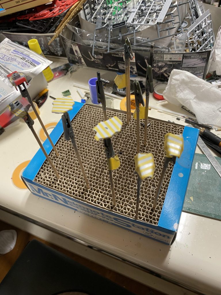 赤のストライプをマスキング。地味に面倒でしたが,塗ったら良い感じに。