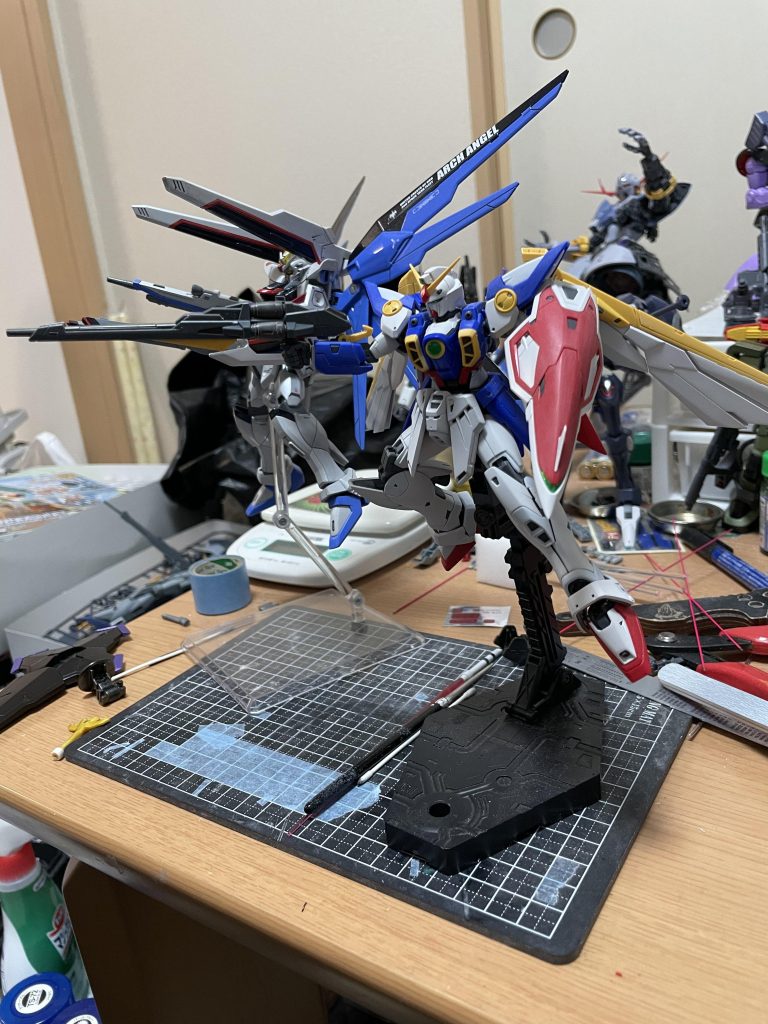 ちょっとオマケでデカール貼り待ちのウイングガンダムとスパロボチックに編隊！キラとヒイロどっちが撃墜スコアを稼ぐんでしょうね…w