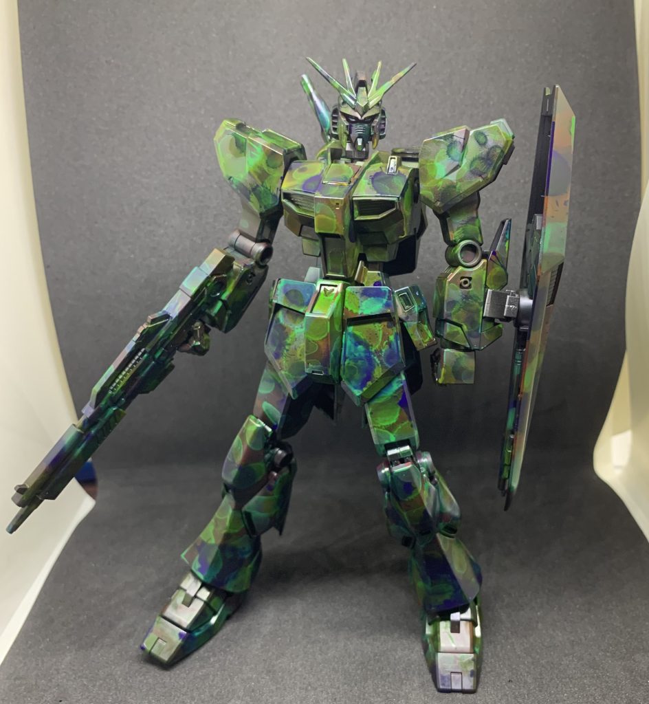 下地の状態。黒サフ後に茶色、黄色、緑、青を吹いています。ランダムに塗るのなら簡単だろうと思っていたのですが、前の色を潰し切らないようにする吹き方や濃度調整が難しく友人に手伝ってもらいながら下地を完成させました。