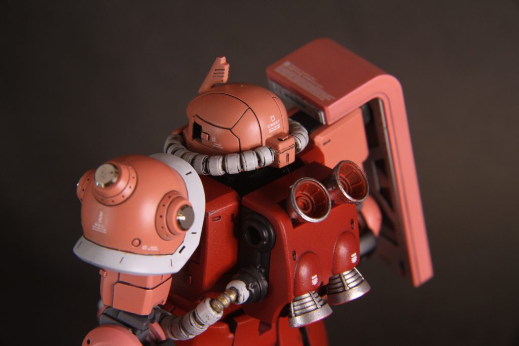 バックパック上部にバーニア追加で、シャアのトリッキーな操縦に反応出来るように改修してみました。