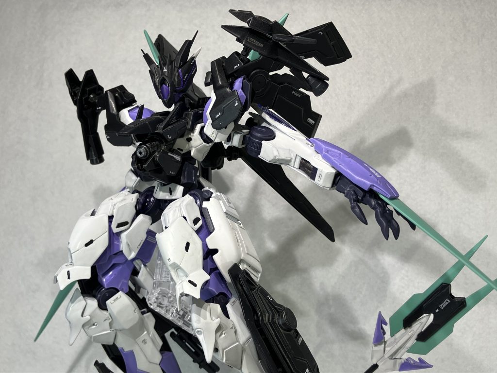 ［CEK-056 べギルベリオン_Ea］専用追加装備「ベイルオークス」を纏った姿。防御力や火力、機動力が上昇しており、長期戦や単騎での拠点制圧も可能となっている。