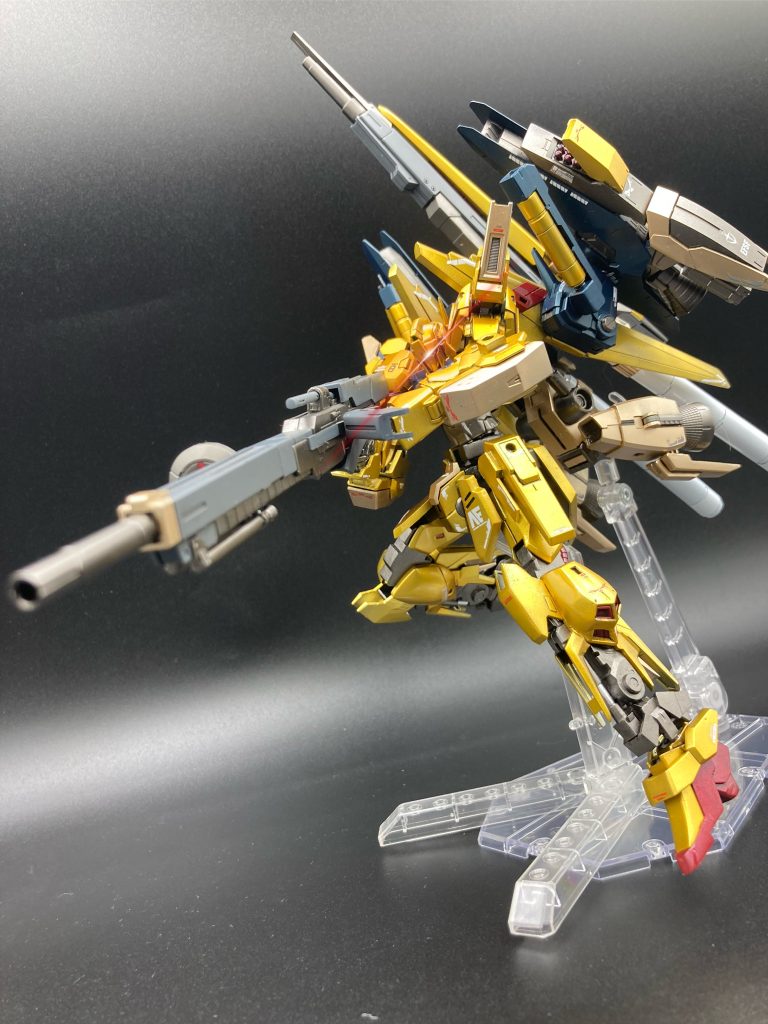 最後は1番かっこよく取れたポーズで!自分設定ブラッドシュベリトと共に戦う機体強力な対ビームコーティングを搭載しておりビームに対して有利に立回ることが可能射撃戦 遠~中距離を得意としている敵要塞に攻める時 デブリから後方射撃をし味方の援護をした。見て下さりありがとうございます!✨今年もガンプラ沢山作る予定です!よろしくお願いします😊😊