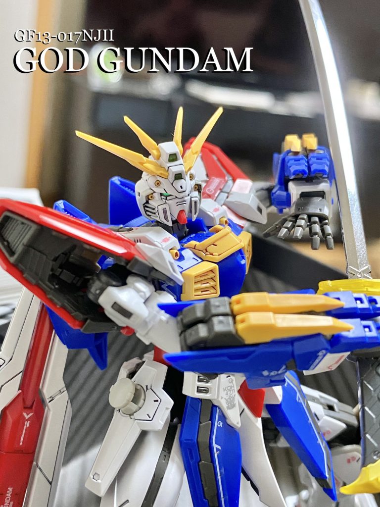 この改造は素組み派の私でもできるくらい簡単なものですので、私のようにゴッドガンダム愛に溢れている方はぜひ試してみてください!◉編集後記ゴッドガンダムは言わずと知れたネオ・ジャパン代表のモビルファイター。先日、日本中を熱狂の渦に巻き込んだ、サッカー日本代表の通称はサムライ・ジャパン!やはり日本と言えば、サムライですよね!サムライ=刀、ってことで、ゴッドガンダムに日本刀を持たせたら似合うんじゃないか?とずっと思っていたので、今回ミキシングしてみることにしました!ゴッドスラッシュも日本刀を模したカタチですもんね♫そして実際に加工して持たせたところ、ゴッドガンダムと日本刀の相性はやはり抜群!怖いくらいにポージングが決まります!それもこれも、一番好きだったゴッドガンダムをこんな超絶イケメン・絶妙な体型バランス・完璧な色分け・超可動の最高キットとして世に送り出してくれたバンダイナムコさんのおかげです!感謝しかありません!ゴッドガンダム愛に溢れた方、Gガンシリーズ大好きな方、そしてガンプラ道を歩む方々、そんな皆さまに少しでも共感いただけたら嬉しく思います😊
