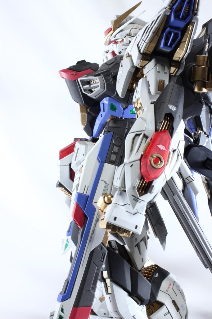 腰接続部にプラ板スペーサを噛まして4mm延長、モデラー仲間の方にアイデア頂いて上半身を前に2mm突き出し