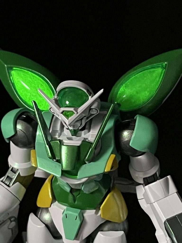 クリアパーツの裏には蛍光グリーン(クリアータイプ)を。下にはシルバーを塗りました。(シールでもシルバーなので)シールの光り方より、メタリック塗料の方が粒子的な表現が出来ますね。