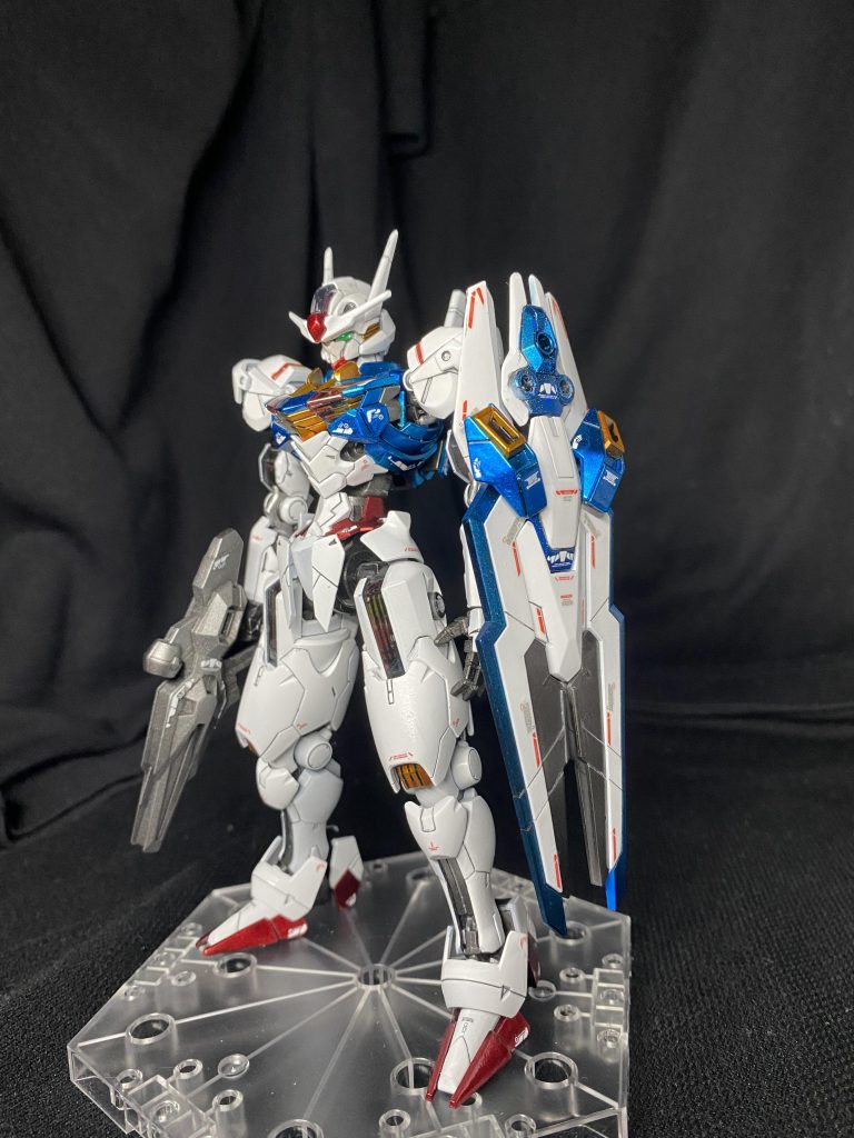 普段キットの付属シールはほぼ使わないんだが、今回はシェルユニット発光シールがあったんでほぼ使用しました。ツインアイと後部センサーは付属シール+UVレジンでキラッキラに！胸下のシェルユニットはレジンで作り直して裏からシールしてはめ込み。