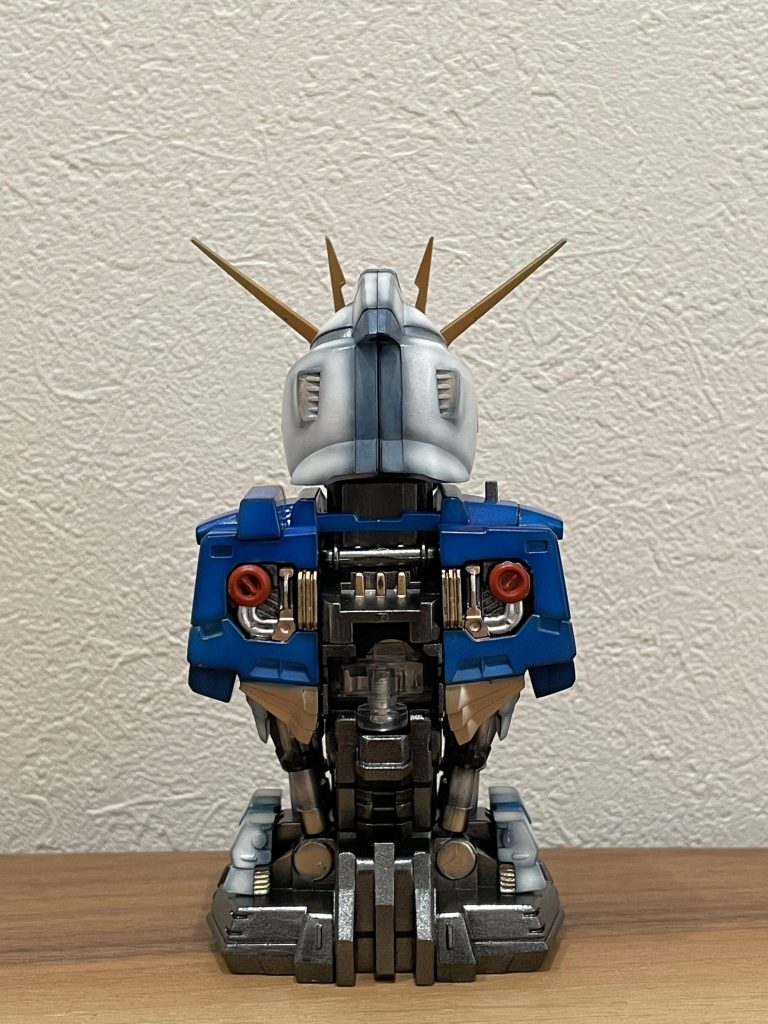 ゴールドやシルバーの細かい塗り分けはエナメル塗料で筆塗りしてます。