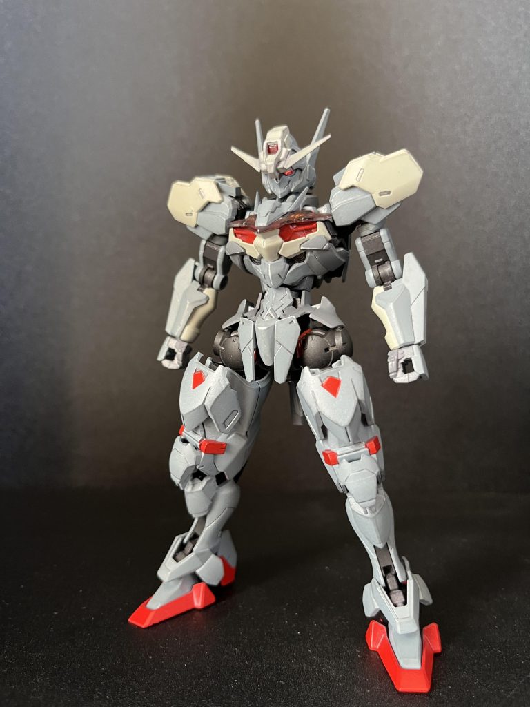 肩バインダー無し総合的に近接格闘機なのでサーベルが多く装備されています。機体設定としてパーメットスコア段階の上昇に応じて、各駆動部に混合されたパーメットが呼応し、パイロットの操縦に対する機体動作の追従速度を上昇させる感じです。接近戦で素早く剣を振ったり、回避確率の上昇を重視されています。