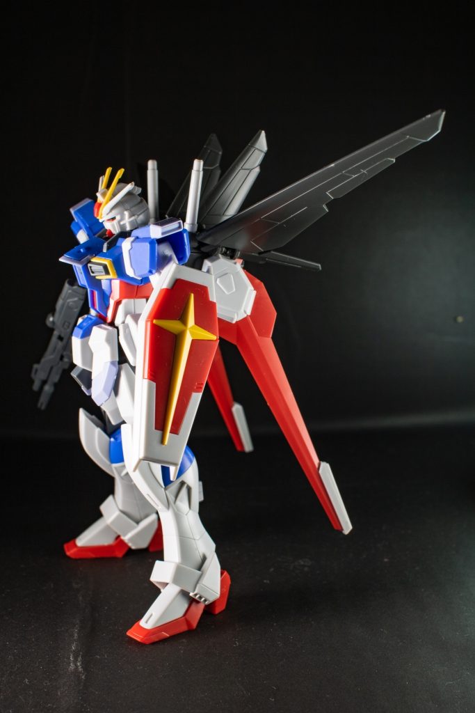 サイド:思ったより大きく無いフォースシルエット。エールストライクのパックよりも薄く細長い印象です。カッコイイ