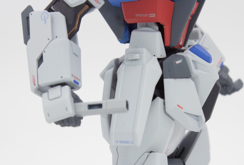 サイドアーマーはHGウィンダムの構造を参考に2mm角棒を貼り付けてビームサーベルを取り付けられるようにしています。