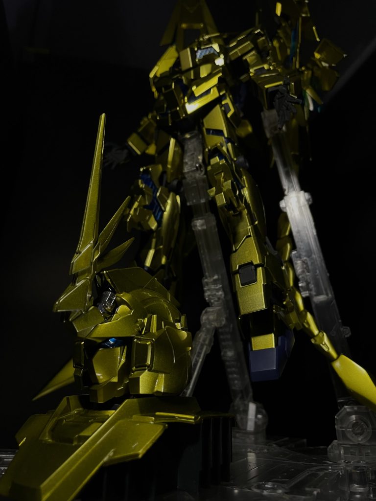 あとディスプレイ用にヘッドディスプレイベースのユニコーンを改造してフェネクスにしました。MGがデストロイモードなのでこちらはユニコーンモードで。中のガンダムフェイスはチラリと見えるのでクリアブルーでサイコフレームっぽく。