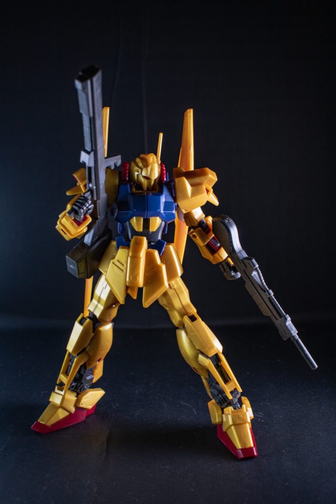 このスタイリッシュさが魅力的な機体。特に塗装やトップコートも無いけど光の当て方で輝いて見える。これが百式カラーの力!実際は気持ちオレンジっぽい感じな見た目なので、もっとピッカピカにするなら黄金艶ありにしたい!