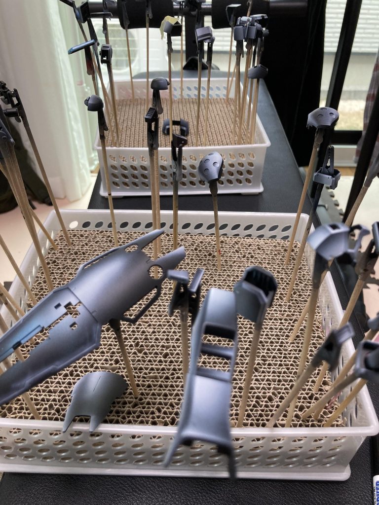 下地を白黒に塗っています。