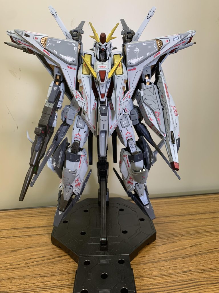 中心ベースをクスィーガンダムにして四肢をプロヴィデンスにしましたMGとミキシングしても遜色ないクスィーガンダムの元の巨大さがわかりますねユーディキウムビームライフルも持たせたかったですが、ミノフスキーフライトの肩パーツが大きすぎて断念通常シールド代わりに複合兵装防盾システムを装着この片手が完全に隠れる感じが好きです