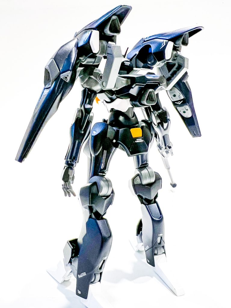 肩に丸パイプ入れてディテール化。バックパック内側にモールドパーツつけて穴を塞ぎました。プリズムブルーブラックで塗装。