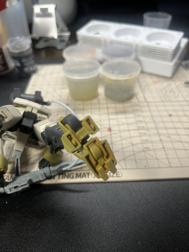 足の部分だけプラバンで埋めました。