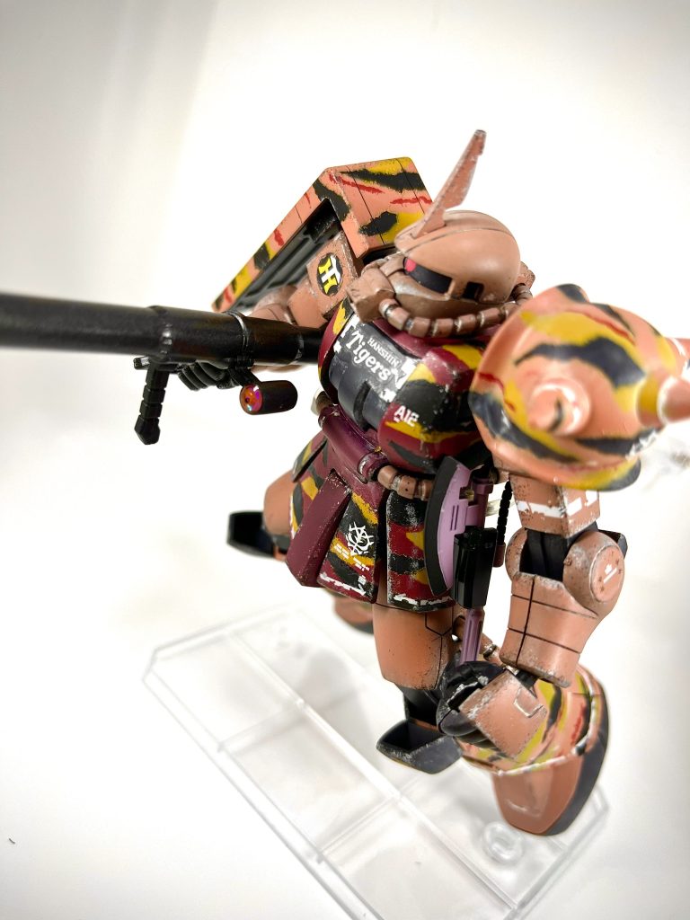 使用塗料一覧【クレオス】•UG11 MSシャアレッド•UG10 MSシャアピンク•UG15 MSファントムグレー•C109 キャラクターイエロー•UG08 MSパープル＋C41 レッドブラウンで調色•WC14 ホワイトダスト•サーフェイサー1500ブラック【タミヤ】•LP19 ガンメタ•XF-16 フラットアルミ•XF-1 フラットブラック【ガイアカラー】•EX04 フラットクリアー