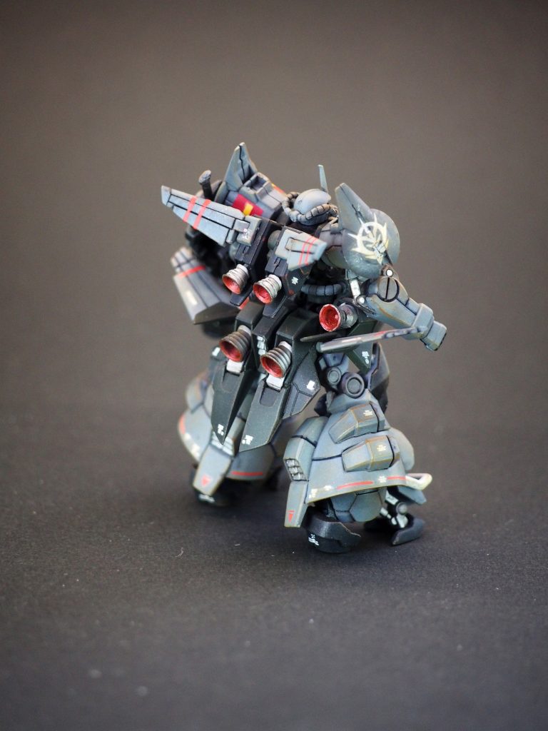 細かい部分は、エナメル塗料やガンダムマーカーでルーペ越しに筆塗りしています。