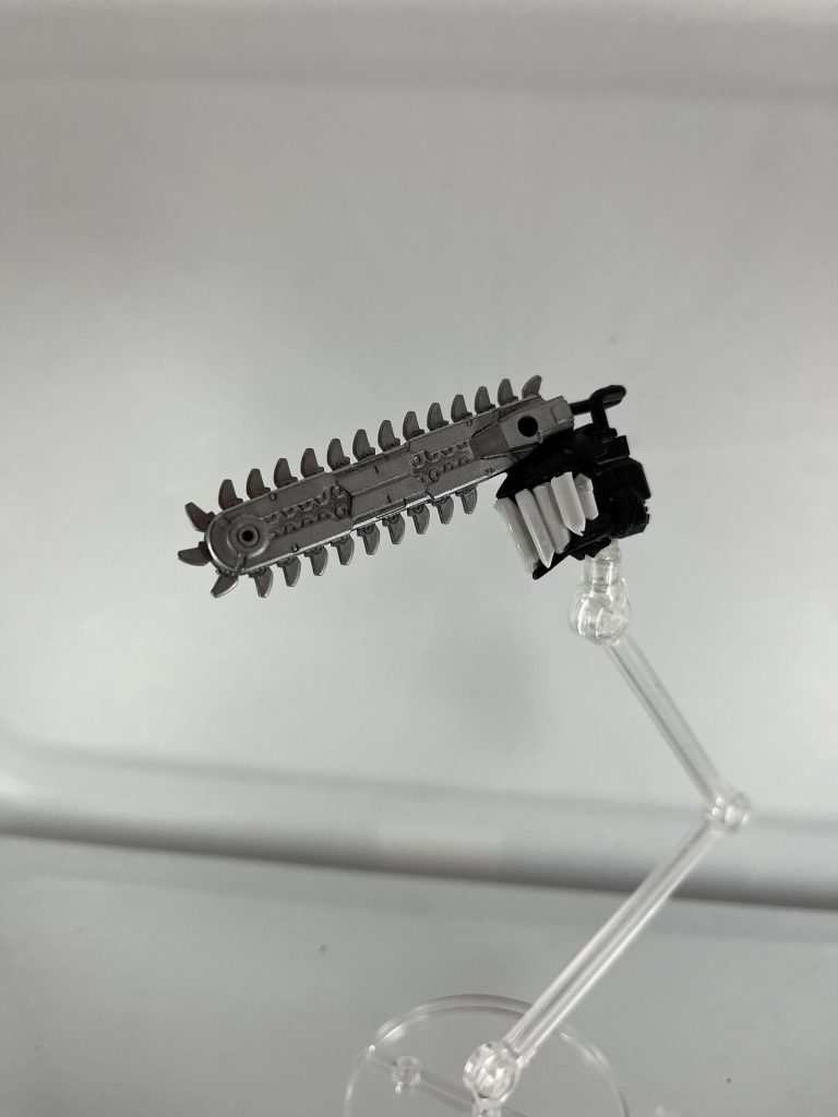 チェーンソーヘッド工作あれこれ以前、獅電ザムジードを作った時に余った頭を土台にジャンク、ブロック、30mmカスタムヘッドパーツを肉付けシンボルのチェーンソーは30mmのオプションを少し加工牙はパーツを切り離して余ったエアリアルの白ランナーを削ったり尖らせたりしてサイズ合わせ⇨接着。本当はもっと綺麗に切り出して均一にとも思ったのですが、悪魔の牙と考えると不揃いの方がらしいかなと思い、敢えて乱雑な感じに。