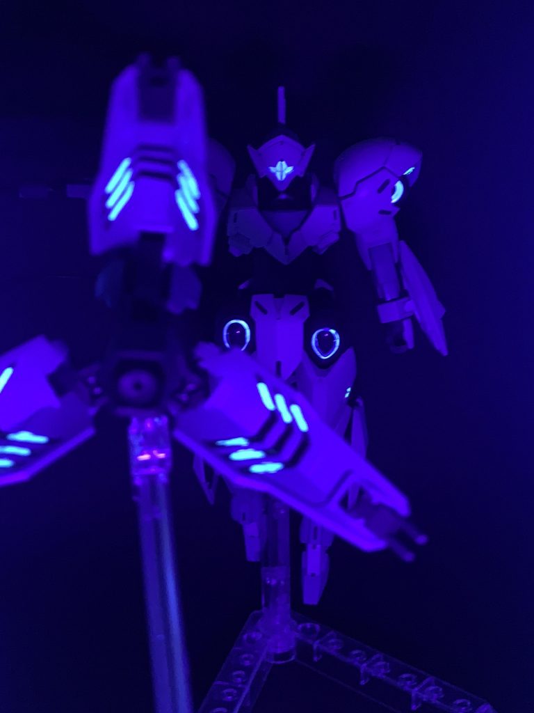 ブレイサー内部も蛍光クリアーで塗装済みです