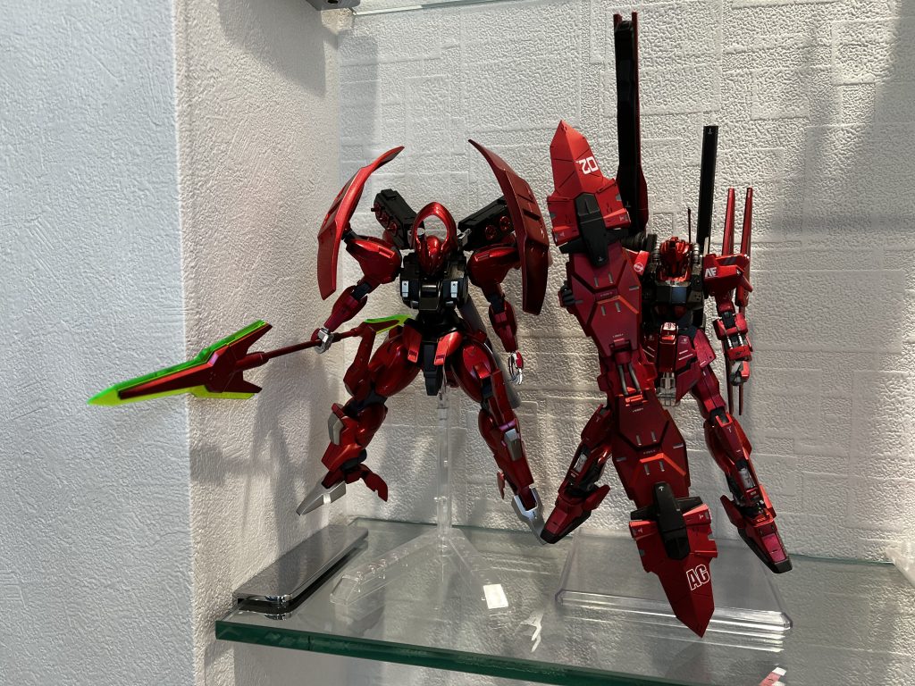 感想・まとめ2023年初めての完成品となりました。(11月からポケモンしかしてませんでした。模活復活!!)以前作成した百式(リフボード装備)とツーショットにて今回のダリルバルデの方がキレイに塗装できました。製作期間は1週間くらいで製作途中のレジェンドガンダムの合間での作業となりました。背面が寂しく感じたのでジャンクパーツから追加改修しました。素体がとてもカッコいいのでそれ以外は基本的に変更なしで作成しました。Twitterしてますので是非フォローよろしくお願いいたします!↓↓↓https://twitter.com/akasaha1124 最後までご覧くださりありがとうございました!!