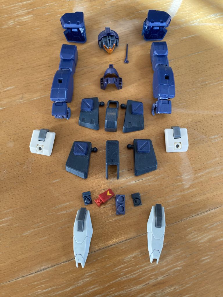 頭部、腕部、前後アーマーはMGジムクゥエルから流用。サイドアーマーはMGガンダムkaより流用。膝アーマーはMGディスティニー?から流用。