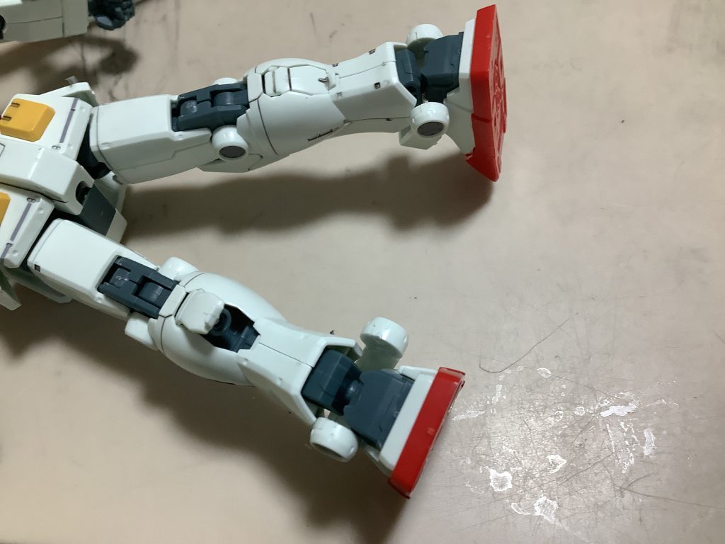 おまけこれ足の裏に隠してあるバーニアがあるんです。かっこいい。