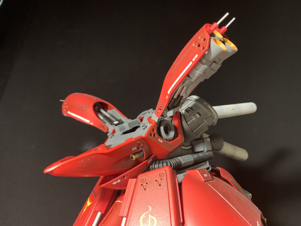 各所にゴムチューブやメタルパーツで細かく情報量を増やしています。