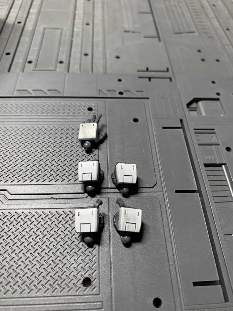 ハンドパーツです。HGノワールから銃持ち手と武器持ち手を流用、平手はHG陸戦型ガンダムから流用しています。ディティール掘ればよかったですね…。