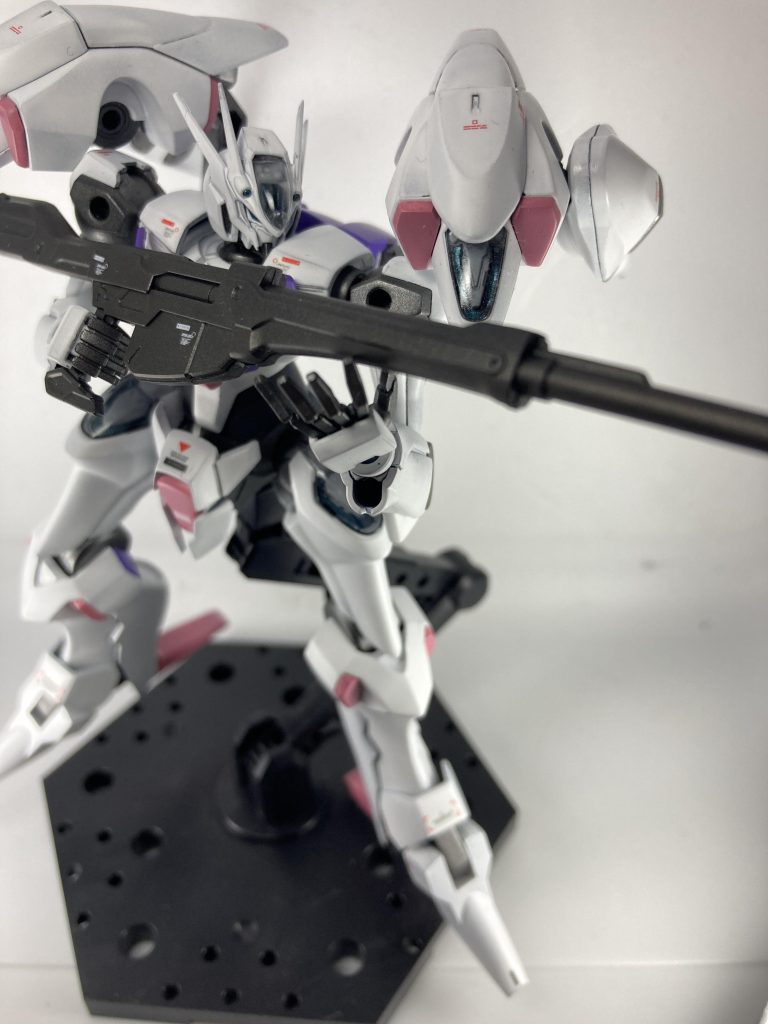 ライフル構えてます