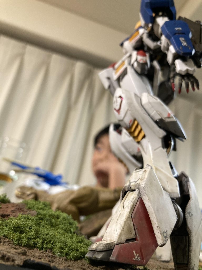 ジオラマはガンプラ凄技本を参考にしました。砂漠以外のジオラマ作成は初めてでしたが、子供のおかげで楽しく作れました。アニアの恐竜とバルバトスを並べて撮ってみたのでしたが、スゲー!と息子と一緒に興奮してましたw