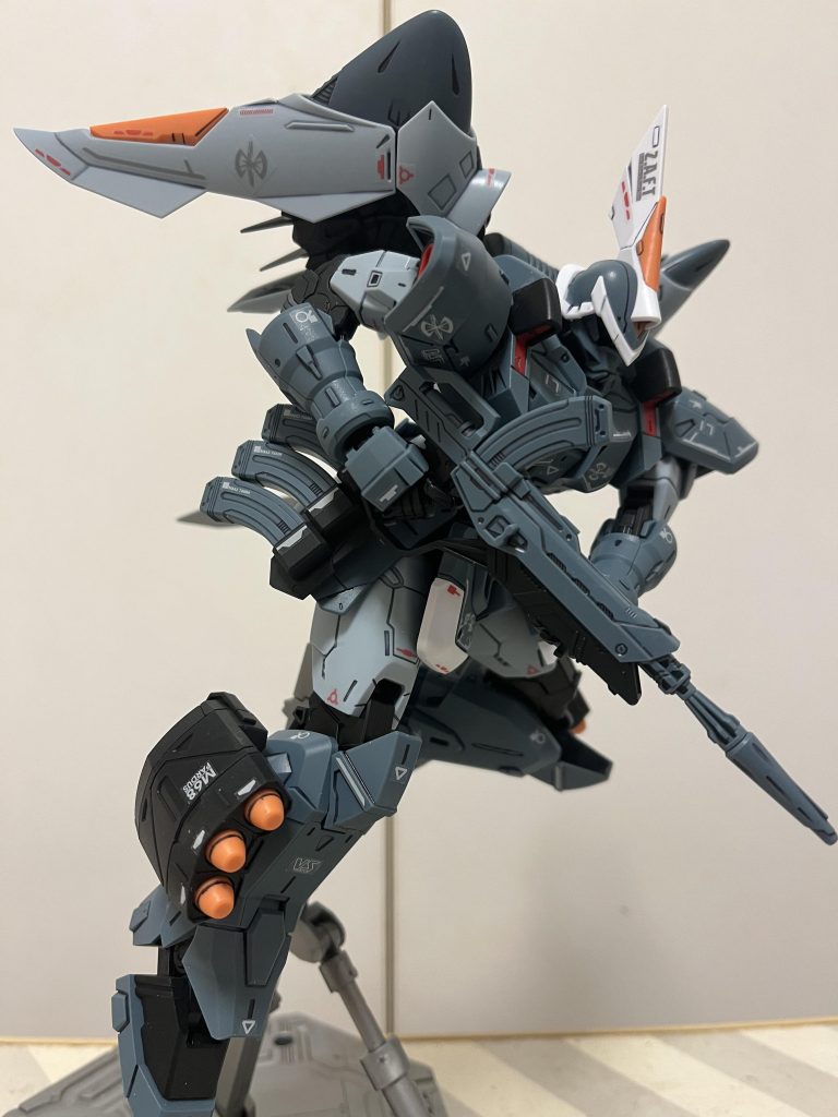 降下しながら銃撃。ポージングしてて気付いたんですけど、このジン、マシンガンが大きいんですよね、、だから左手が上手く添えられないw