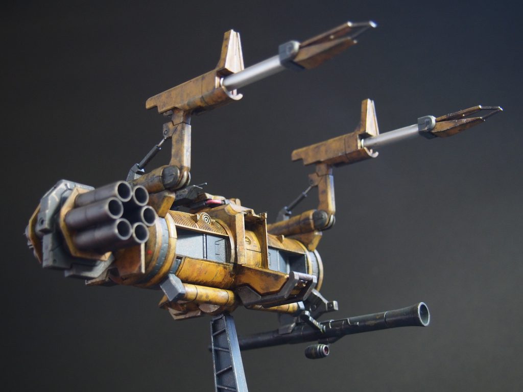 ランナーからパーツを外して、組み立てながら水性塗料の焼鉄色のスポンジブラシ。リアルタッチマーカーのブラウンとブラックで色味を調整。