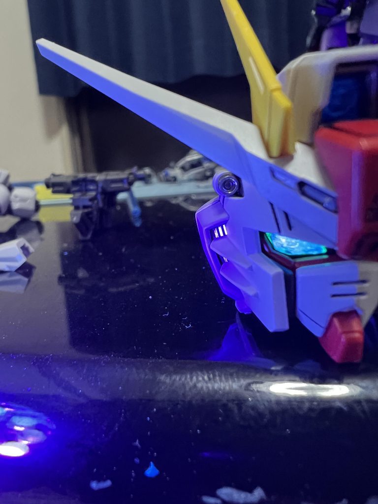 頭部外装を取り付け目を光らせました。