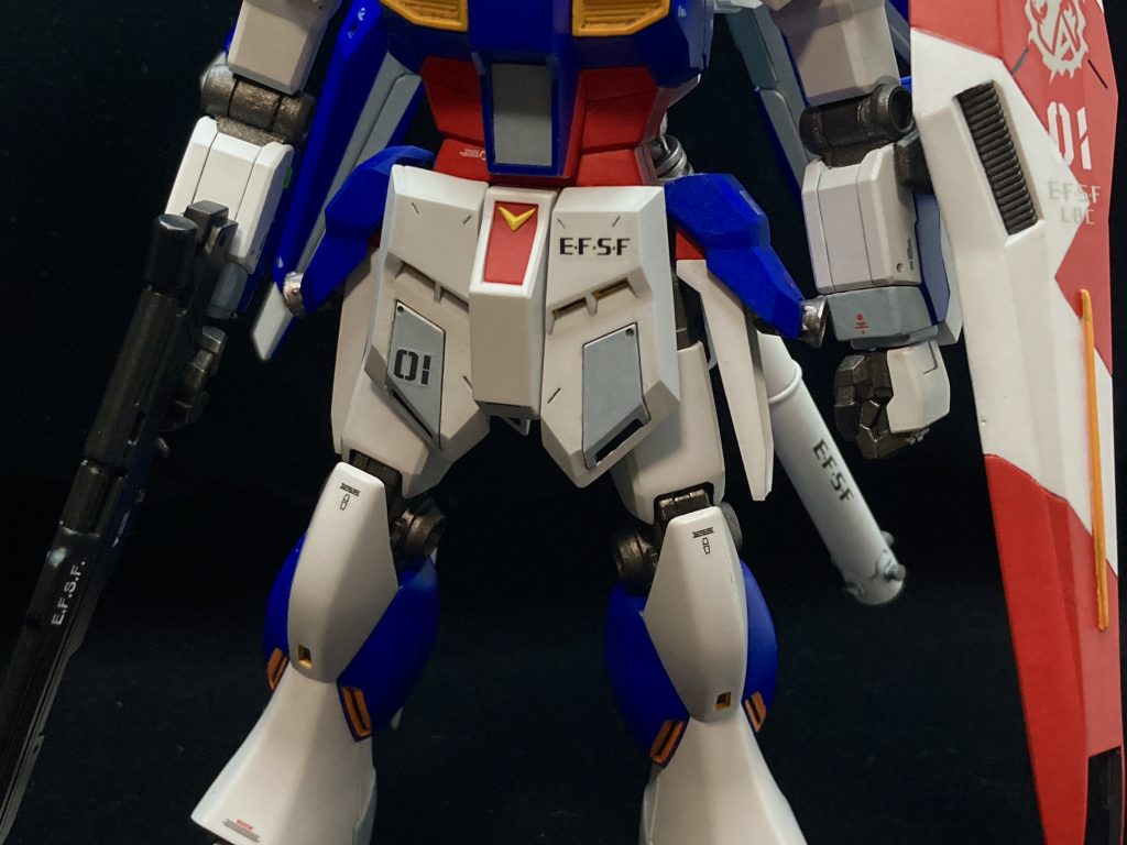 ボディのベースはνガンダムですが、スカートアーマーのフロントとサイド、及び前腕部はHi-νから移植しています。スカートはHi-νのままだとスマート過ぎたので、フロントはランナータグを使って1mmくらい幅増し。サイドアーマーは同じくHi-νの肩アーマーと脚部のバーニアパーツを被せてボリュームアップ狙いました。完全にガンダムと同じトリコロールカラーだと少し寂しくなる箇所もあったので、薄いグレーを差し色で入れてみました。