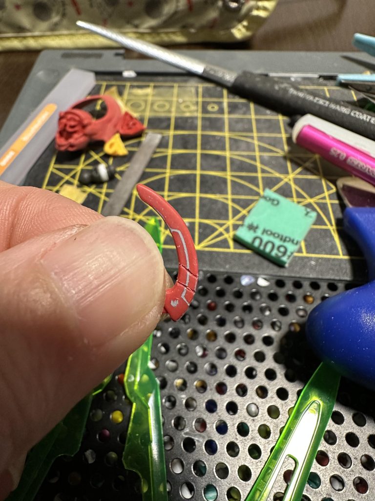 アンテナも元からあった溝を埋めてから、新しく筋彫りしました。、