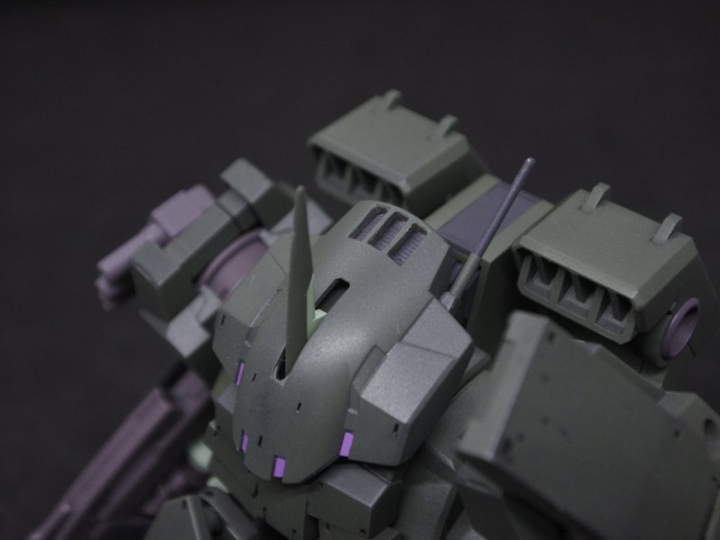 バックパック上部と頭部後方にもスモークディスチャージャーと同様の加工をしています(頭部後方は穴を開けた後パテで型出しした後にモールドパーツを張りつけてます)またアンテナパーツをザクスナイパーから拝借しています