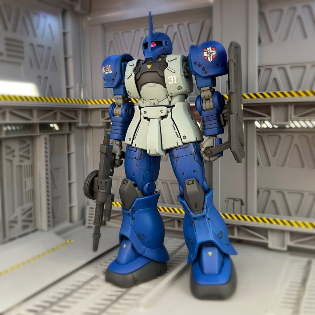 ランバ・ラル搭乗機は胸部形状がキシリアザクⅠとは違ったのでプラ板とディテールアップパーツで加工してそれっぽくしてみました。ザクマシンガンはHGUCザクⅠの物を使用しています。