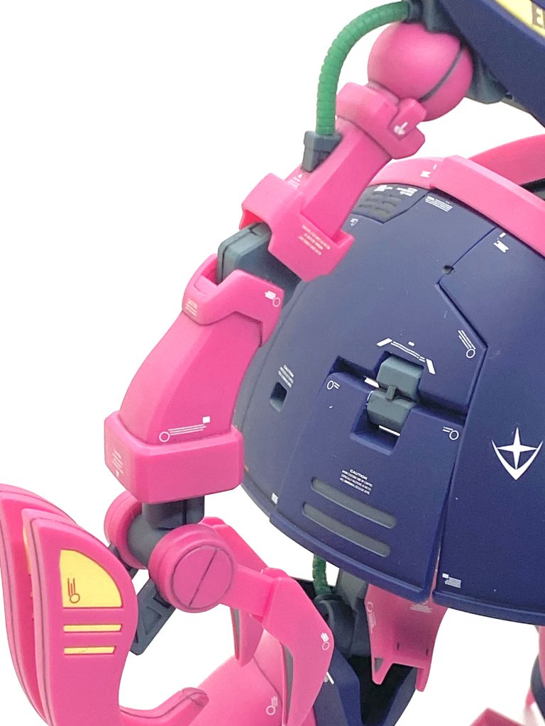 右腕は挟み込みで合わせ目が多いのでここだけは全塗装の方はかなり難関になるのでマスキングで対応した方が早いと思います。