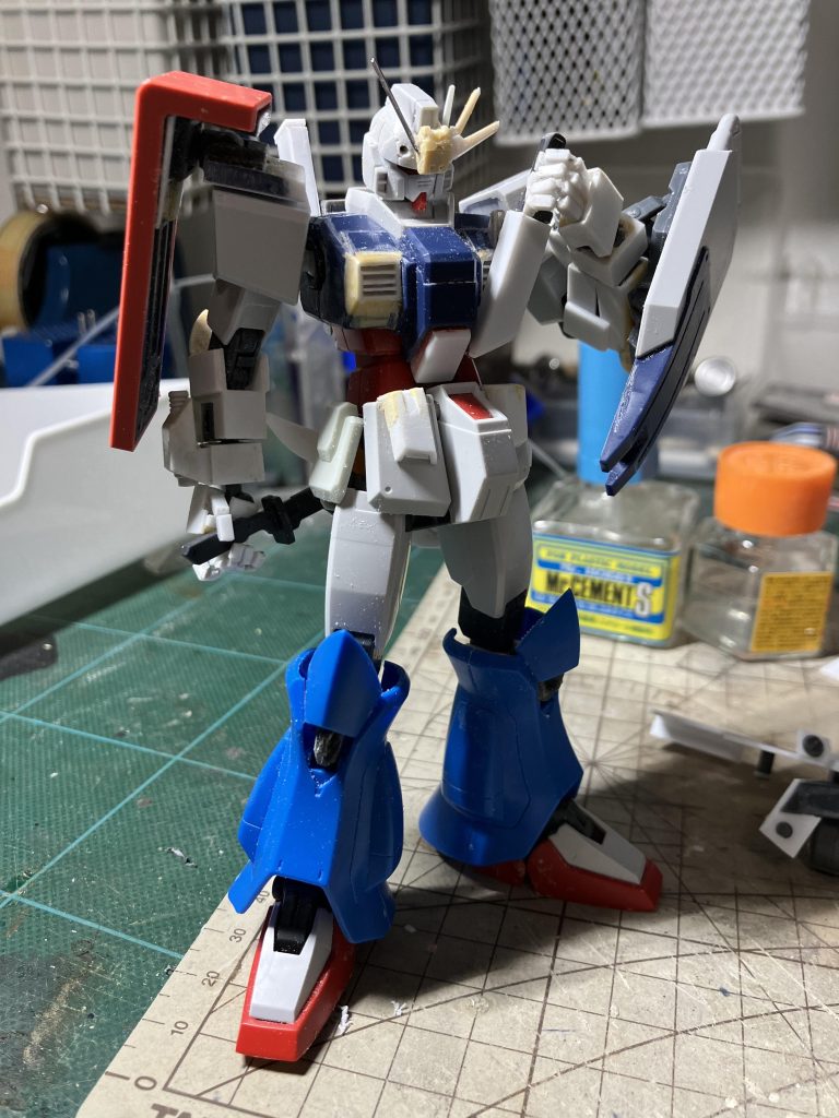 制作途中です。ベースは陸戦型ガンダム。脚はグフでシールドはシャアザクから流用。後はプラ板工作とパテ盛りです。