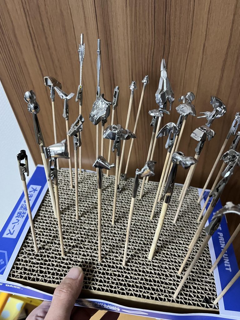 EXメッキで塗装!サーベルが写ってる?勿論、盛大に失敗してみるも無残になりましたよ…自分の中でアムロに弾かれて無くなったんだと言い聞かせてます。