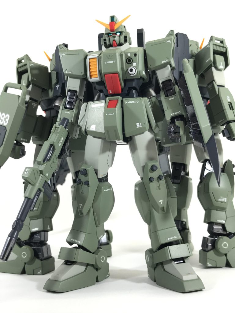 隊長機（機体No.091）武装はビームライフルを装備。又、腕部は陸ジムのものを使用しており破損によるパーツ流用を演出してみました。