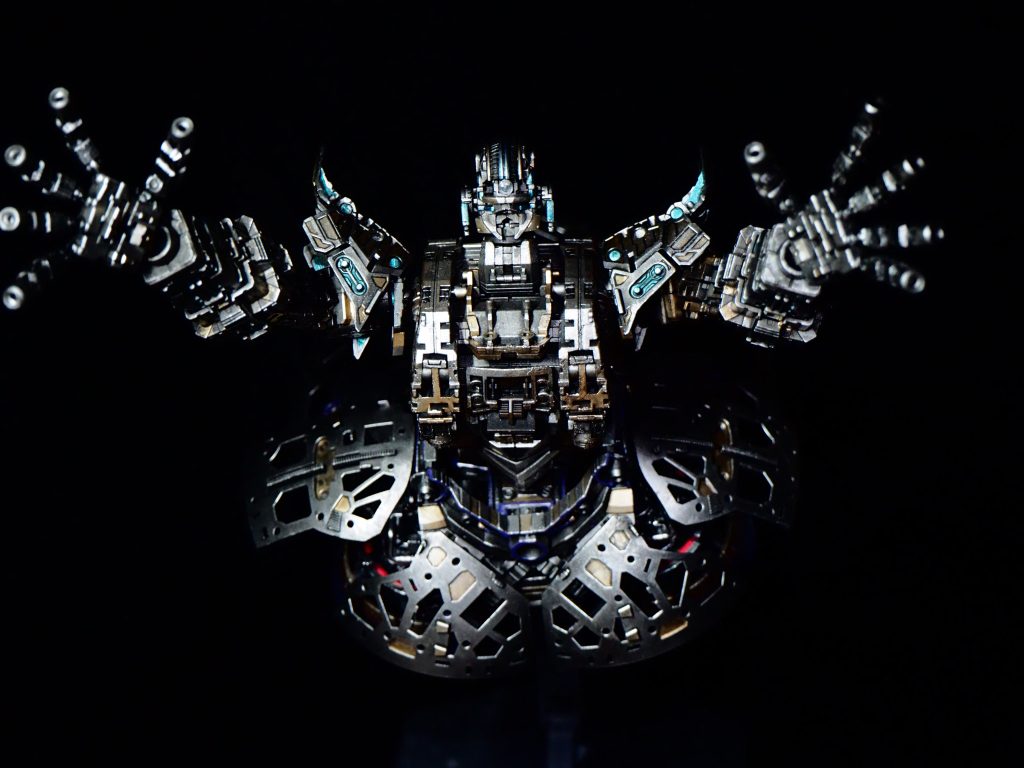 そしてその上から水性ホビーカラーのシルバーでドライブラシで金属感を強調。明るめのカラーの上にシルバーだから効果はいまひとつのようだ😩